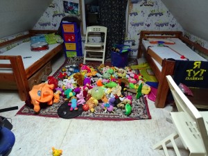 Комната для маленьких с кучей игрушек 